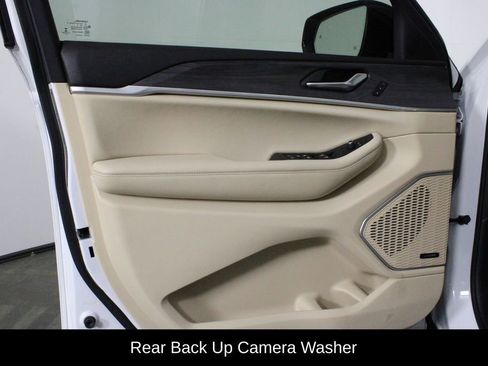 Used 2021 Jeep Grand Cherokee L Limited w/ Luxury Tech Group II image 19