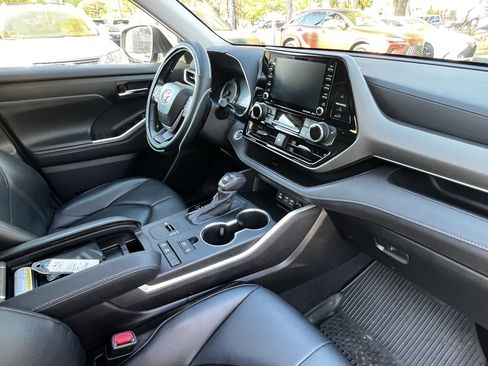 Used 2022 Toyota Highlander XLE image 48