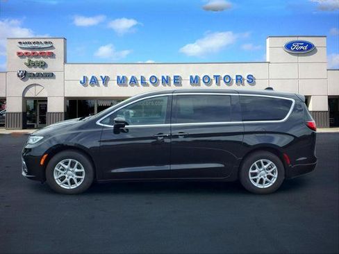 Used 2025 Chrysler Pacifica Select FWD image 5