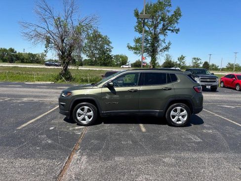 Used 2017 Jeep Compass Latitude w/ Popular Equipment Group AWD/4WD image 2