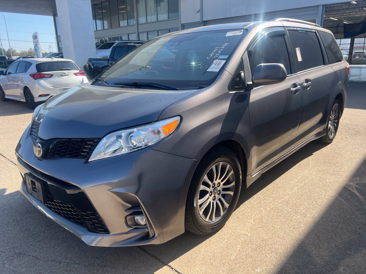 Used 2018 Toyota Sienna XLE w/ XLE Navigation Package FWD image 6