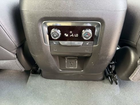Used 2025 Chevrolet Suburban Premier RWD image 18