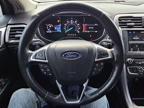 Used 2017 Ford Fusion SE w/ Fusion SE Technology Package image 13