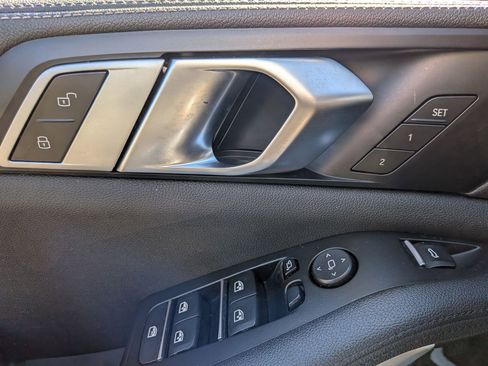 Used 2022 BMW X5 xDrive40i w/ Premium Package image 11