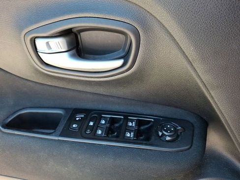 Used 2021 Jeep Renegade Latitude FWD image 21