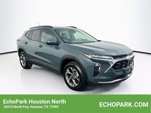 Used 2025 Chevrolet Trax LT FWD image 1