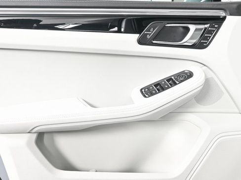 Certified 2025 Porsche Macan image 6