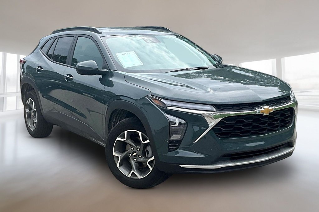 Used 2025 Chevrolet Trax LT FWD image 3