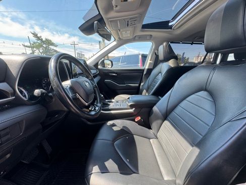 Used 2021 Toyota Highlander XLE AWD/4WD image 20