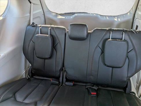 Used 2017 Chrysler Pacifica Touring-L FWD image 27