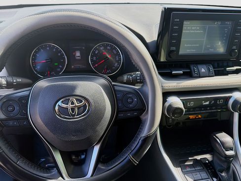 Used 2019 Toyota RAV4 XLE Premium FWD image 10