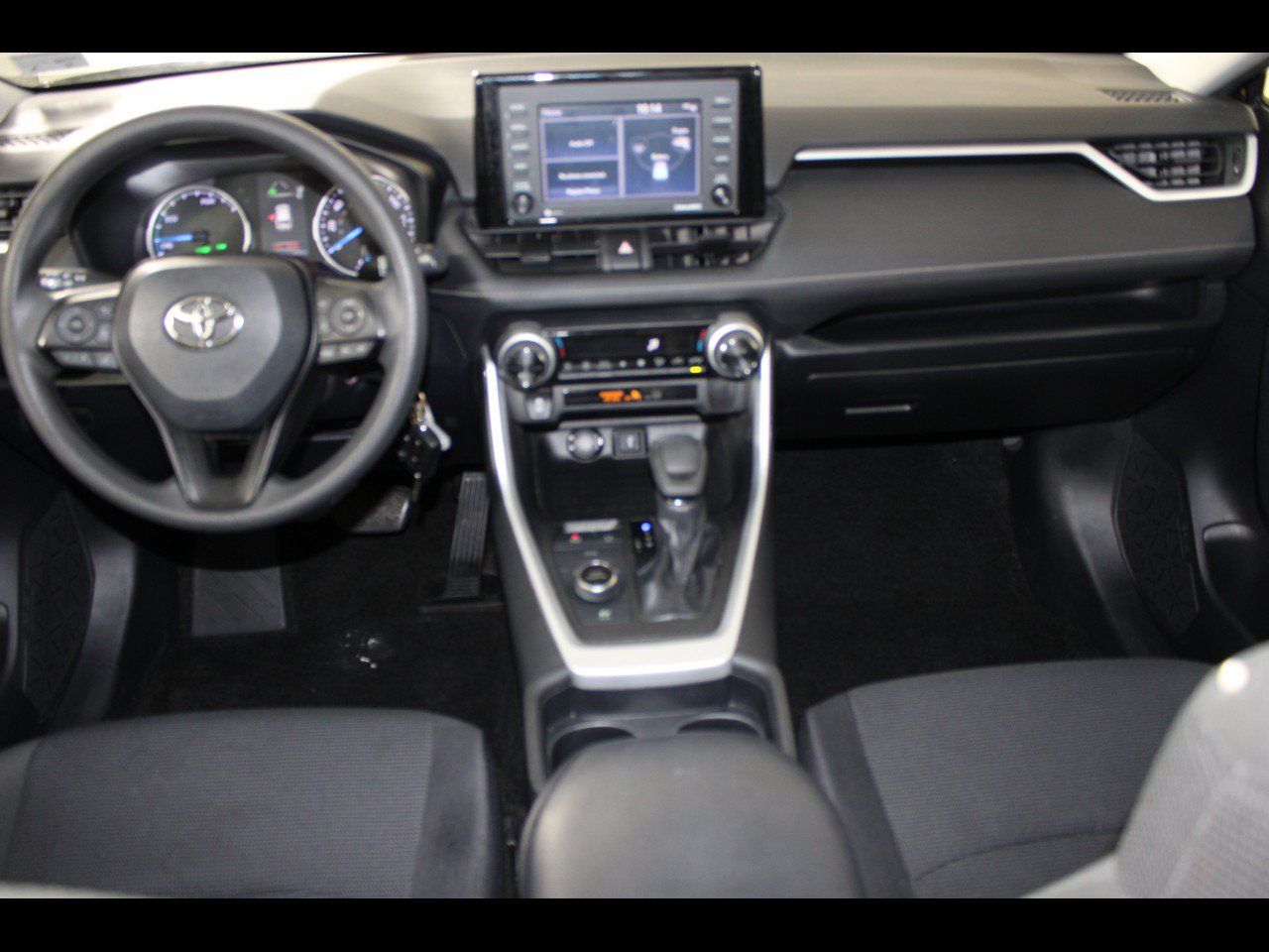 Used 2020 Toyota RAV4 LE w/ Carpet Mat Package AWD/4WD image 15