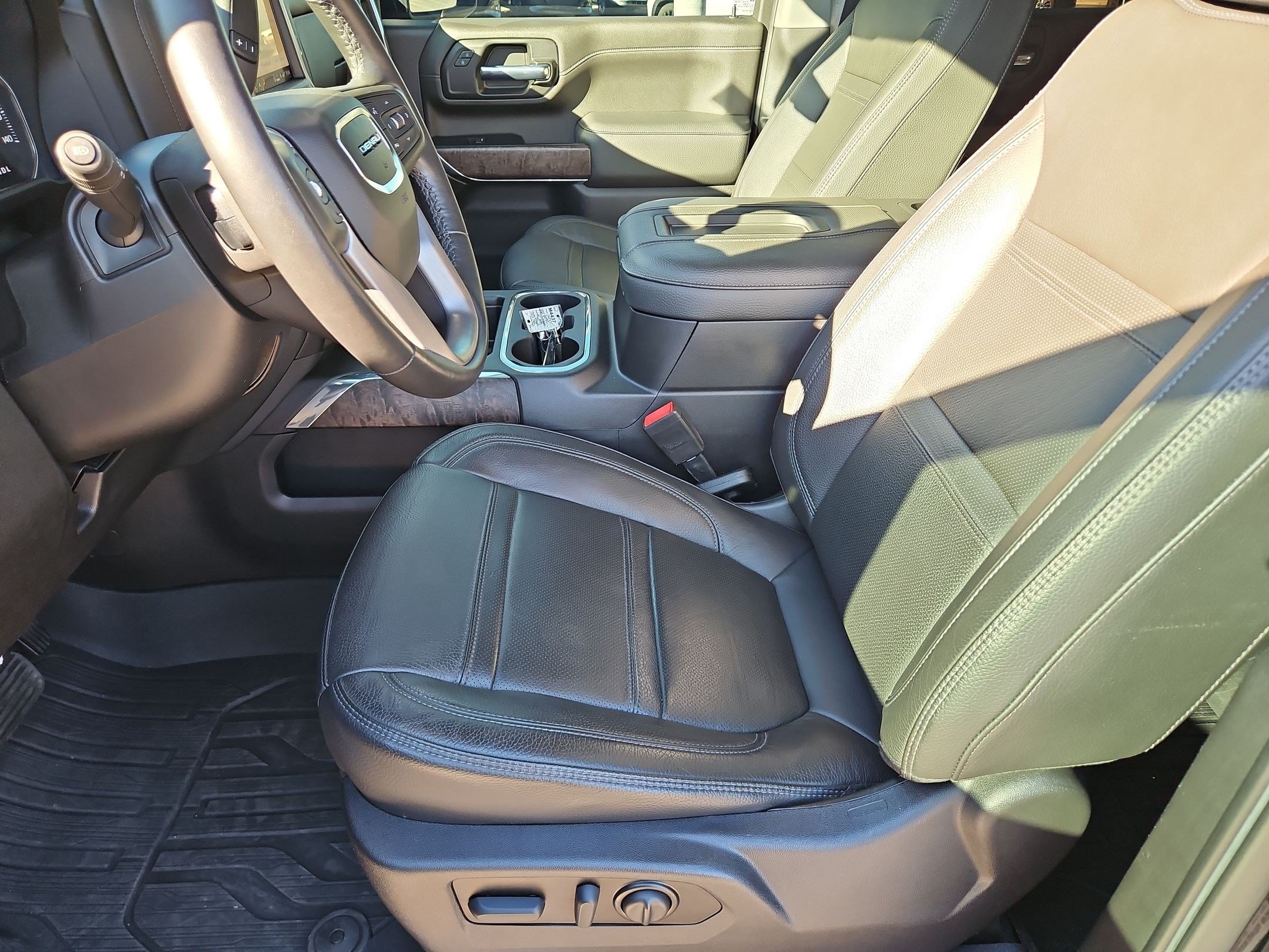 Used 2022 GMC Sierra 2500 Denali w/ Denali Ultimate Package AWD/4WD image 25