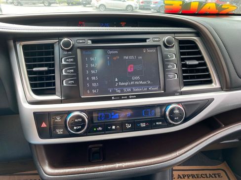 Used 2019 Toyota Highlander Plus FWD image 15