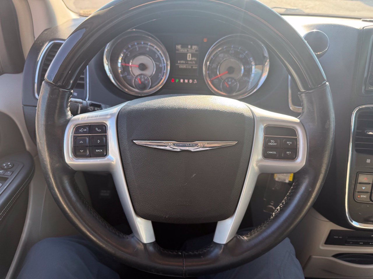 Used 2013 Chrysler Town & Country Limited w/ Luxury Group FWD image 15