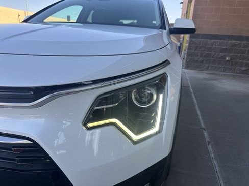 Used 2023 Kia Niro EX Touring image 9