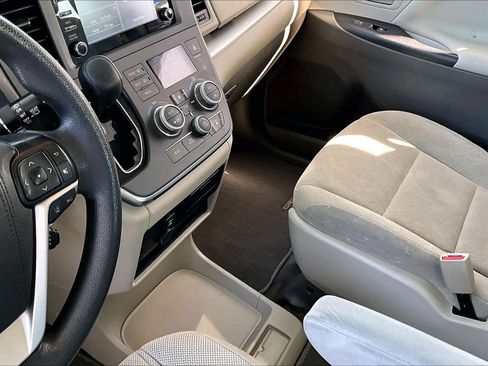 Used 2018 Toyota Sienna L image 15
