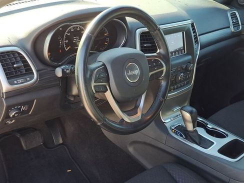 Used 2019 Jeep Grand Cherokee Laredo w/ Security & Convenience Group image 9