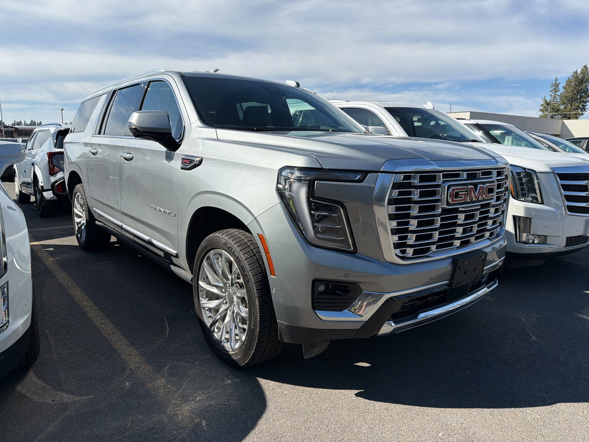 Used 2025 GMC Yukon XL Denali w/ Sun & Power Step Package AWD/4WD image 3