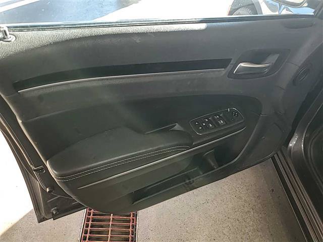 Used 2019 Chrysler 300 S RWD image 3