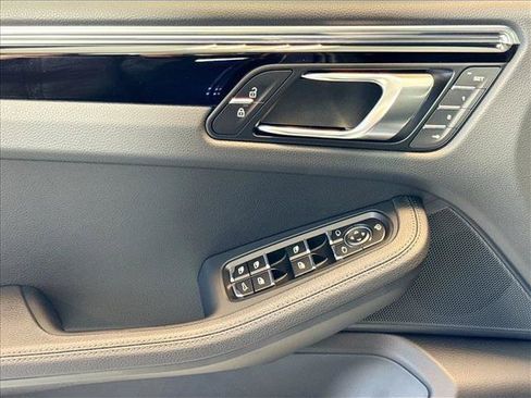 Certified 2026 Porsche Macan AWD/4WD image 11