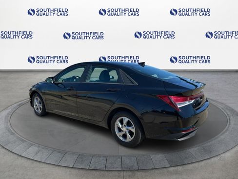 Used 2022 Hyundai Elantra SE FWD image 4