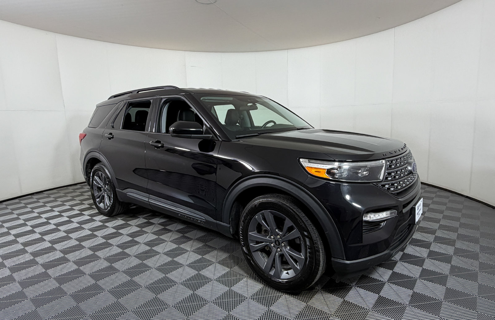 Used 2023 Ford Explorer XLT w/ Equipment Group 202A RWD image 1