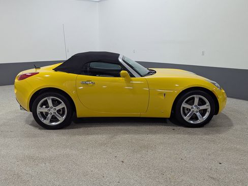 Used 2008 Pontiac Solstice Convertible w/ Premium Package RWD image 2