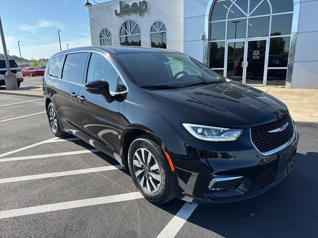 Used 2024 Chrysler Pacifica Limited FWD image 2