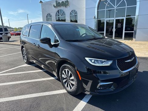 Used 2024 Chrysler Pacifica Limited FWD image 2