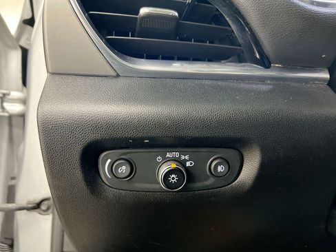 Used 2021 Chevrolet Traverse LT image 18