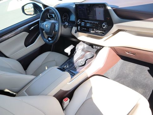 Used 2021 Toyota Highlander Limited image 17