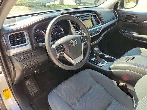 Used 2019 Toyota Highlander LE FWD image 14