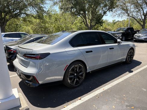 Used 2025 BMW 760i xDrive image 2