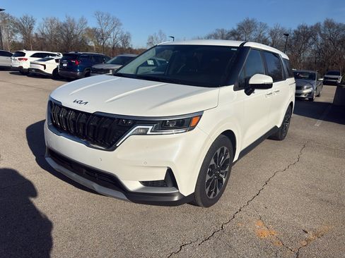 Used 2024 Kia Carnival EX image 1