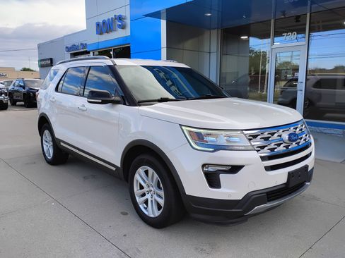Used 2018 Ford Explorer XLT w/ Equipment Group 202A AWD/4WD image 3