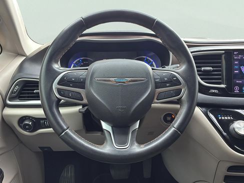 Used 2018 Chrysler Pacifica Touring-L FWD image 33