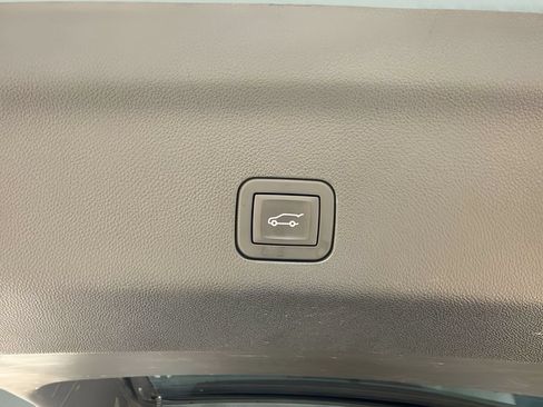 Used 2025 GMC Yukon Denali AWD/4WD image 32