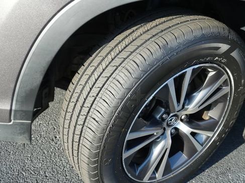 Used 2017 Toyota Highlander LE FWD image 12