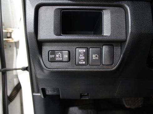 Used 2019 Toyota Tacoma TRD Off-Road image 9