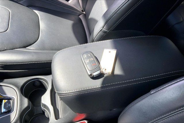 Used 2019 Jeep Cherokee Limited w/ Luxury Group AWD/4WD image 10