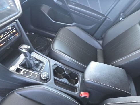 Used 2022 Volkswagen Tiguan SE w/ Panoramic Sunroof Package image 29