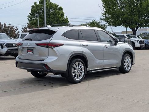 Used 2024 Toyota Highlander Limited FWD image 6