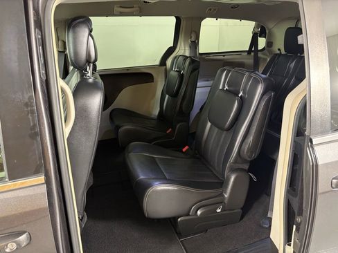Used 2015 Chrysler Town & Country Touring-L image 31