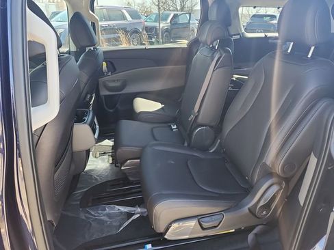 New 2026 Kia Carnival EX FWD image 21