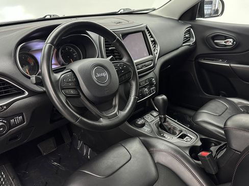 Used 2019 Jeep Cherokee Trailhawk image 8