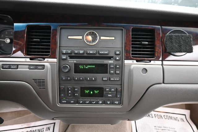 Used 2010 Lincoln Town Car Signature Limited RWD image 18