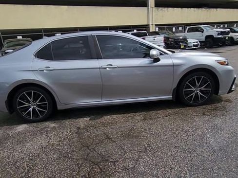 Used 2023 Toyota Camry SE image 9