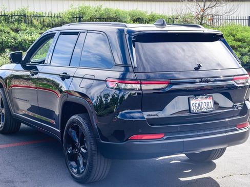 Used 2023 Jeep Grand Cherokee Limited w/ Black Appearance Package image 5