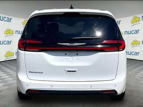 Used 2023 Chrysler Pacifica Touring-L FWD image 5